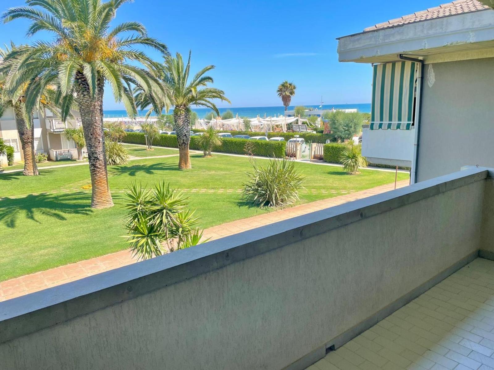 Residence Leonardo sul mare Silvi Marina Exterior foto